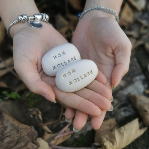 AMORE - Messaggio d'amore sul sassolino in ceramica, regalo fatto a mano ideale per gli innamorati