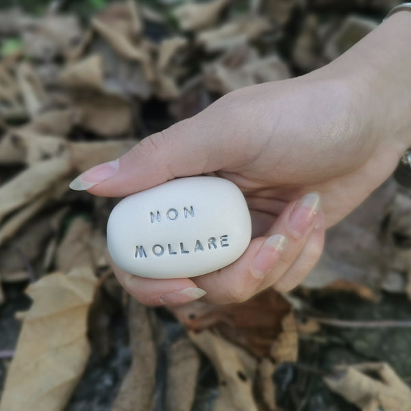 AMORE - Messaggio d'amore sul sassolino in ceramica, regalo fatto a mano ideale per gli innamorati