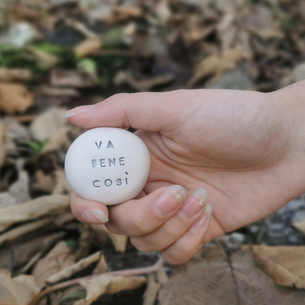 AMORE - Messaggio d'amore sul sassolino in ceramica, regalo fatto a mano ideale per gli innamorati