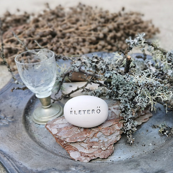 ÉLETERŐ - Un sassolino in ceramica dal potere magico che ricorda