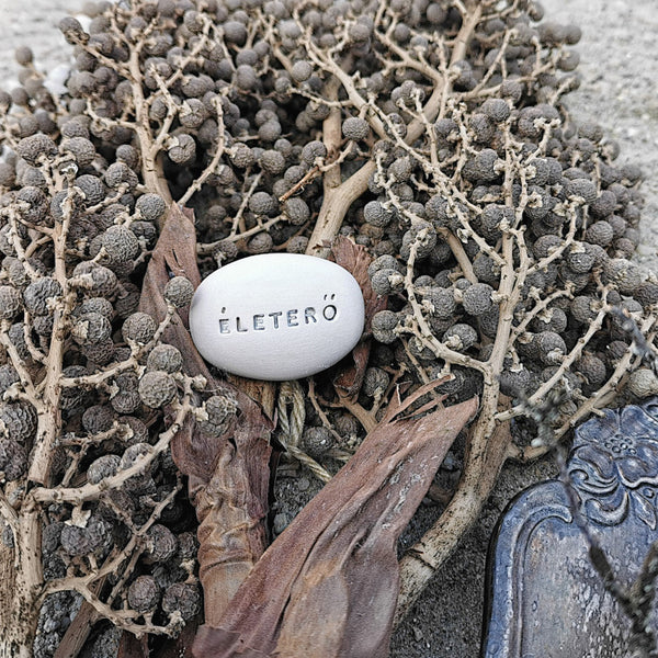 ÉLETERŐ - Un sassolino in ceramica dal potere magico che ricorda