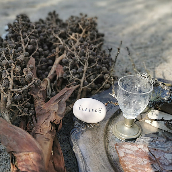 ÉLETERŐ - Un sassolino in ceramica dal potere magico che ricorda