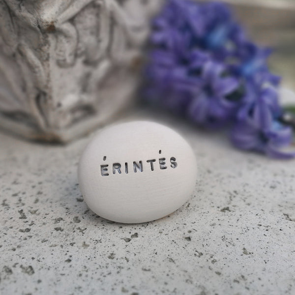 ÉRINTÉS - Parole magiche su ciottoli di ceramica