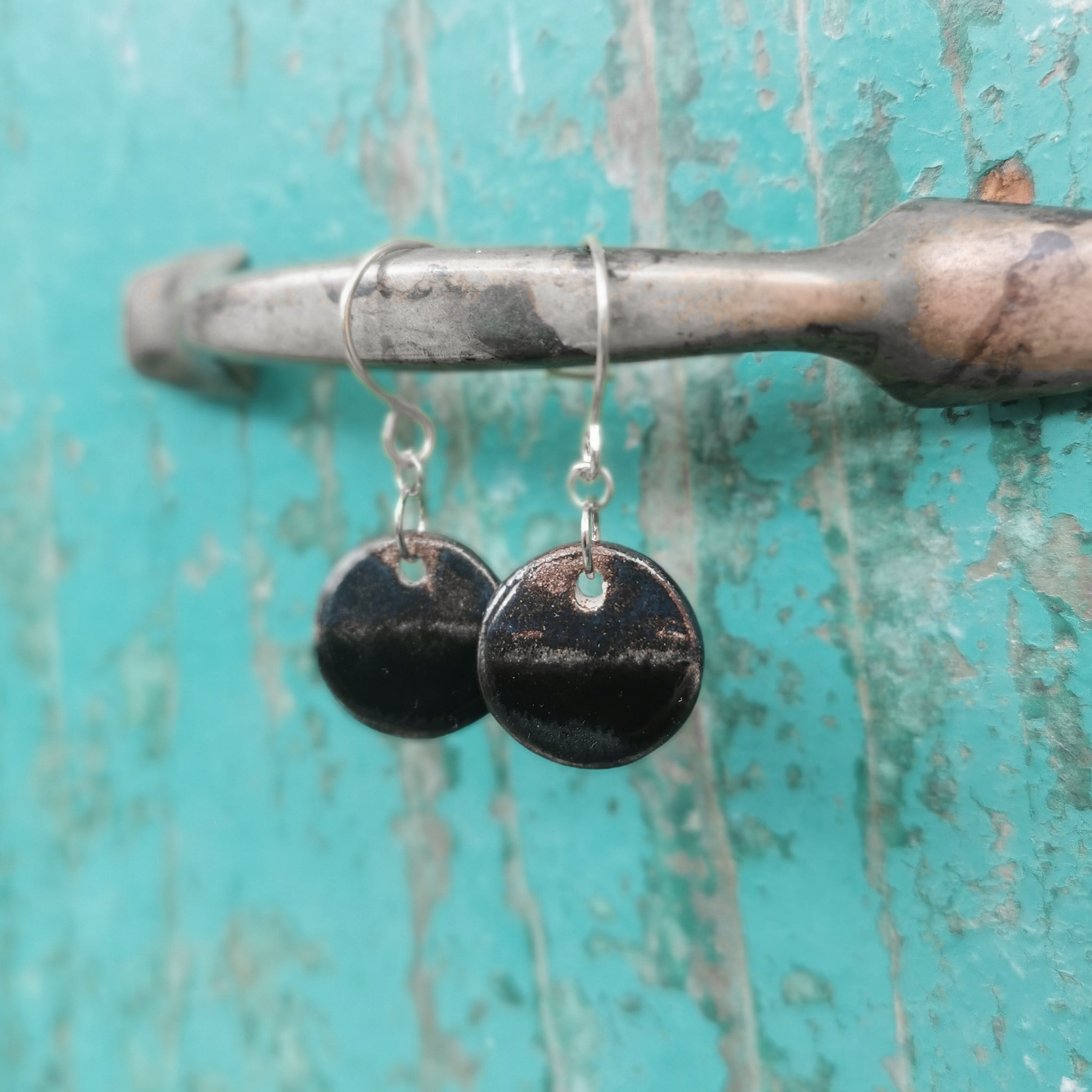 Orecchini fatti a mano in bronzo e nero