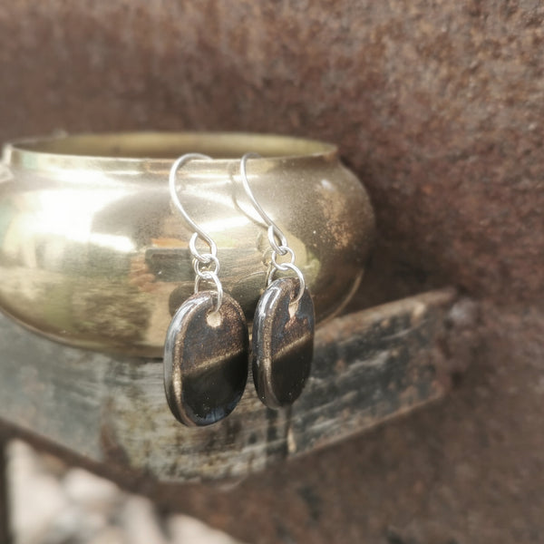 Orecchini ovali in ceramica fatti a mano, nei colori nero e bronzo