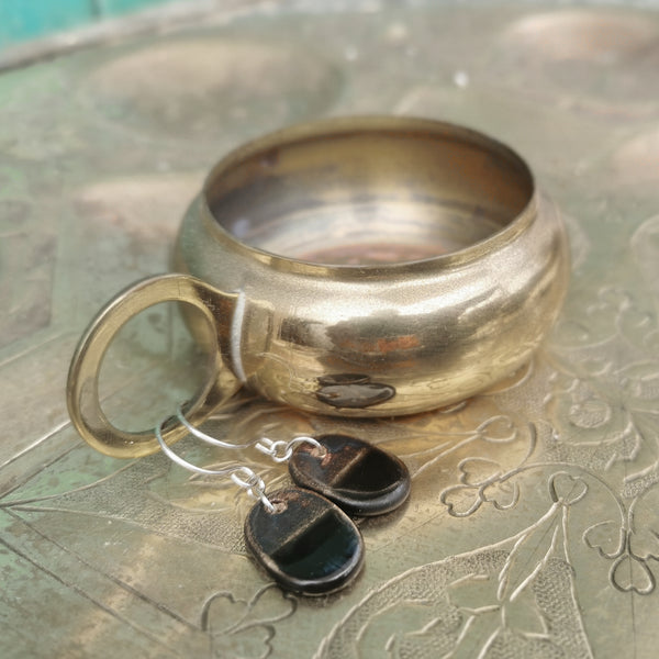 Orecchini ovali in ceramica fatti a mano, nei colori nero e bronzo