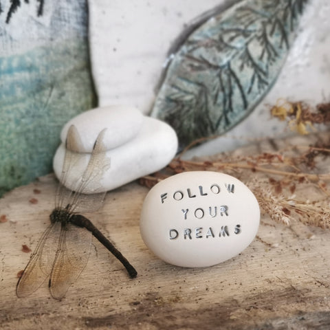 FOLLOW YOUR DREAMS - Pietra con messaggio personalizzata
