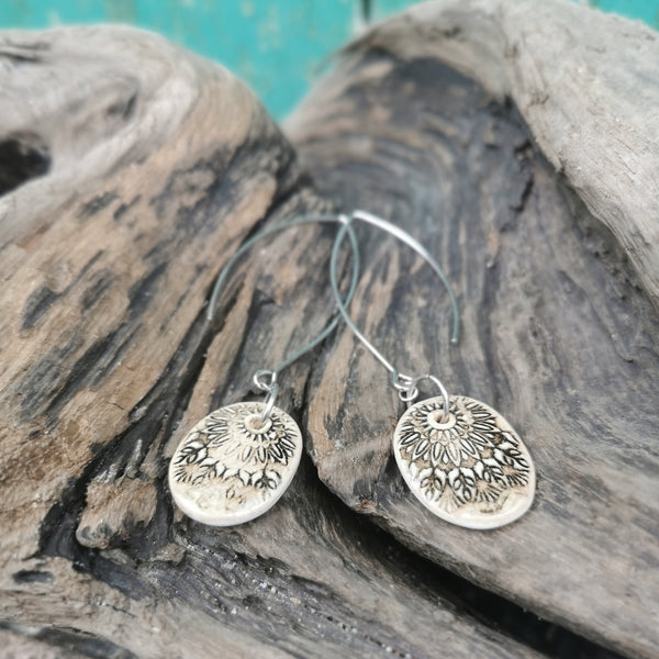 Orecchini romantici unici in ceramica fatti a mano di colore nero-crema