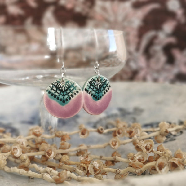 Orecchini in ceramica, gioielli boho: colori audaci, un tocco distintivo da indossare