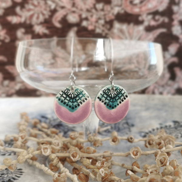 Orecchini in ceramica, gioielli boho: colori audaci, un tocco distintivo da indossare