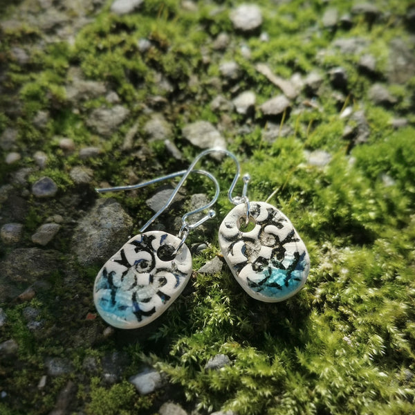 Orecchino in stile romantico, gioiello in ceramica fatto a mano