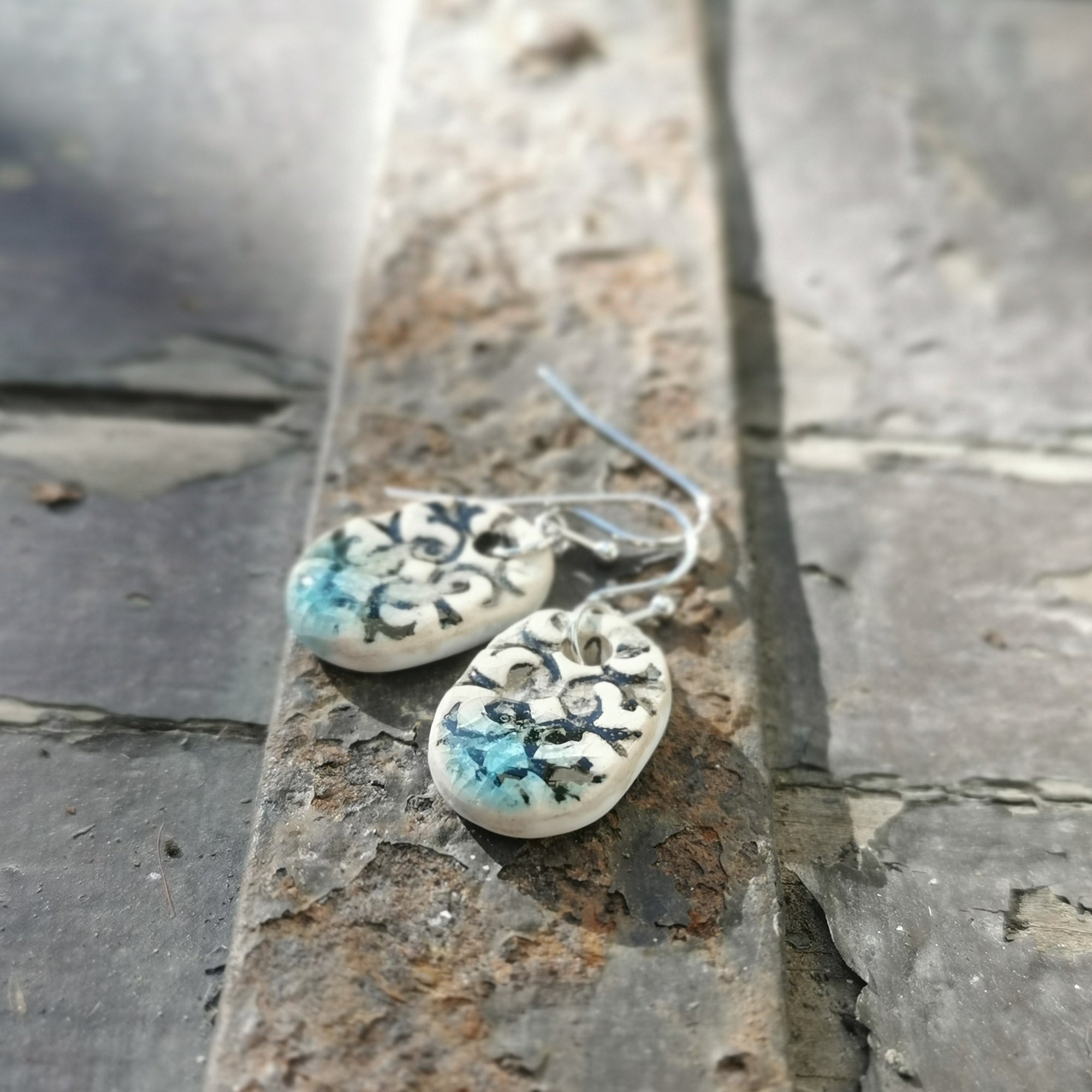 Orecchino in stile romantico, gioiello in ceramica fatto a mano