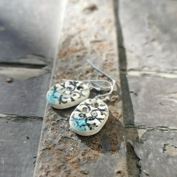 Orecchino in stile romantico, gioiello in ceramica fatto a mano