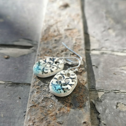 Orecchino in stile romantico, gioiello in ceramica fatto a mano