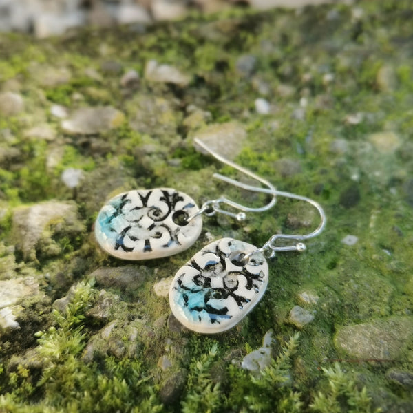 Orecchino in stile romantico, gioiello in ceramica fatto a mano
