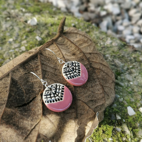 Orecchini in ceramica con motivo geometrico di gelso
