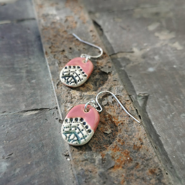 Orecchini piccoli ovali in ceramica con motivo geometrico di gelso