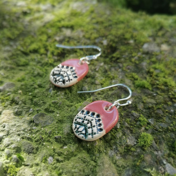 Orecchini piccoli ovali in ceramica con motivo geometrico di gelso