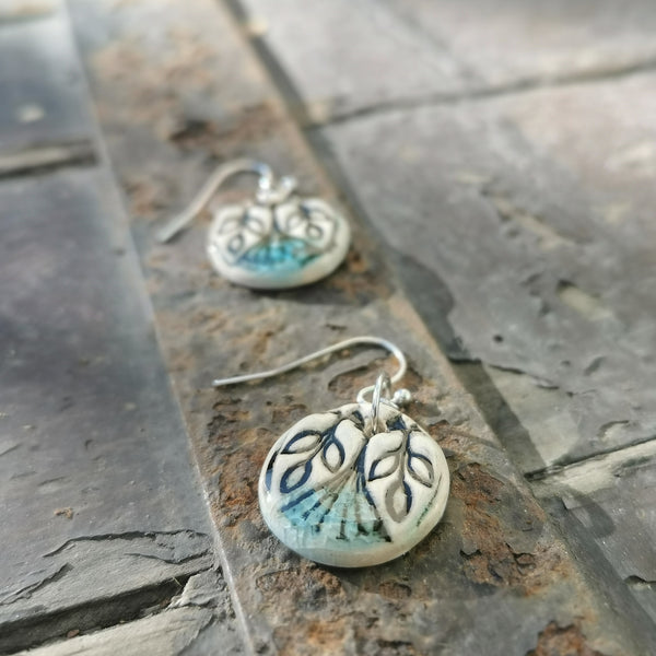 Orecchino in stile romantico, gioiello in ceramica con foglie fatto a mano