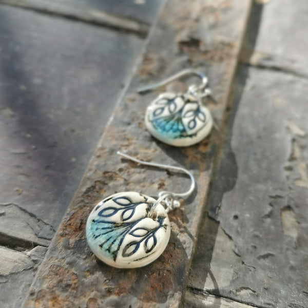 Orecchino in stile romantico, gioiello in ceramica con foglie fatto a mano