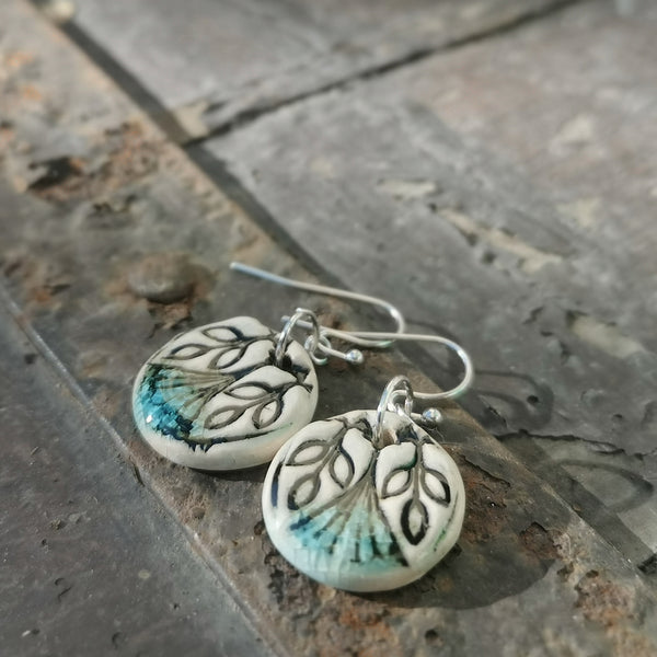 Orecchino in stile romantico, gioiello in ceramica con foglie fatto a mano