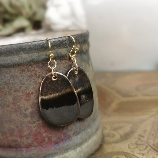 Orecchini a forma di amor in ceramica fatti a mano nei colori nero e bronzo