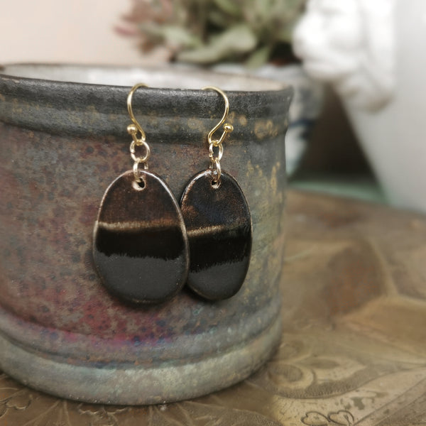 Orecchini a forma di amor in ceramica fatti a mano nei colori nero e bronzo