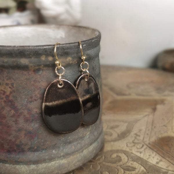 Orecchini a forma di amor in ceramica fatti a mano nei colori nero e bronzo