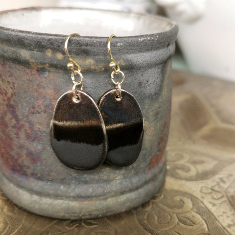 Orecchini a forma di amor in ceramica fatti a mano nei colori nero e bronzo