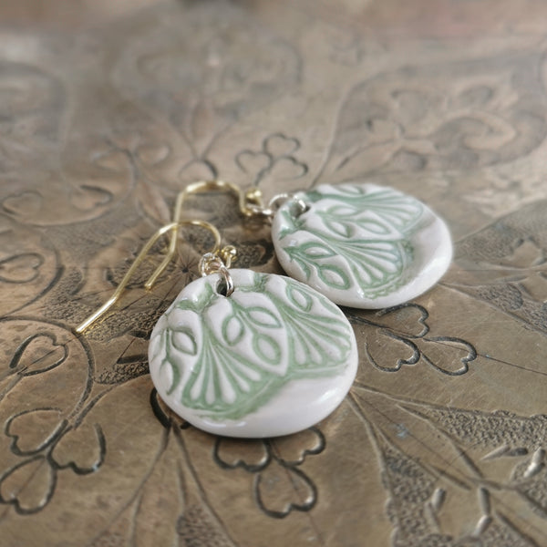 Romantici orecchini in ceramica fatti a mano in verde chiaro