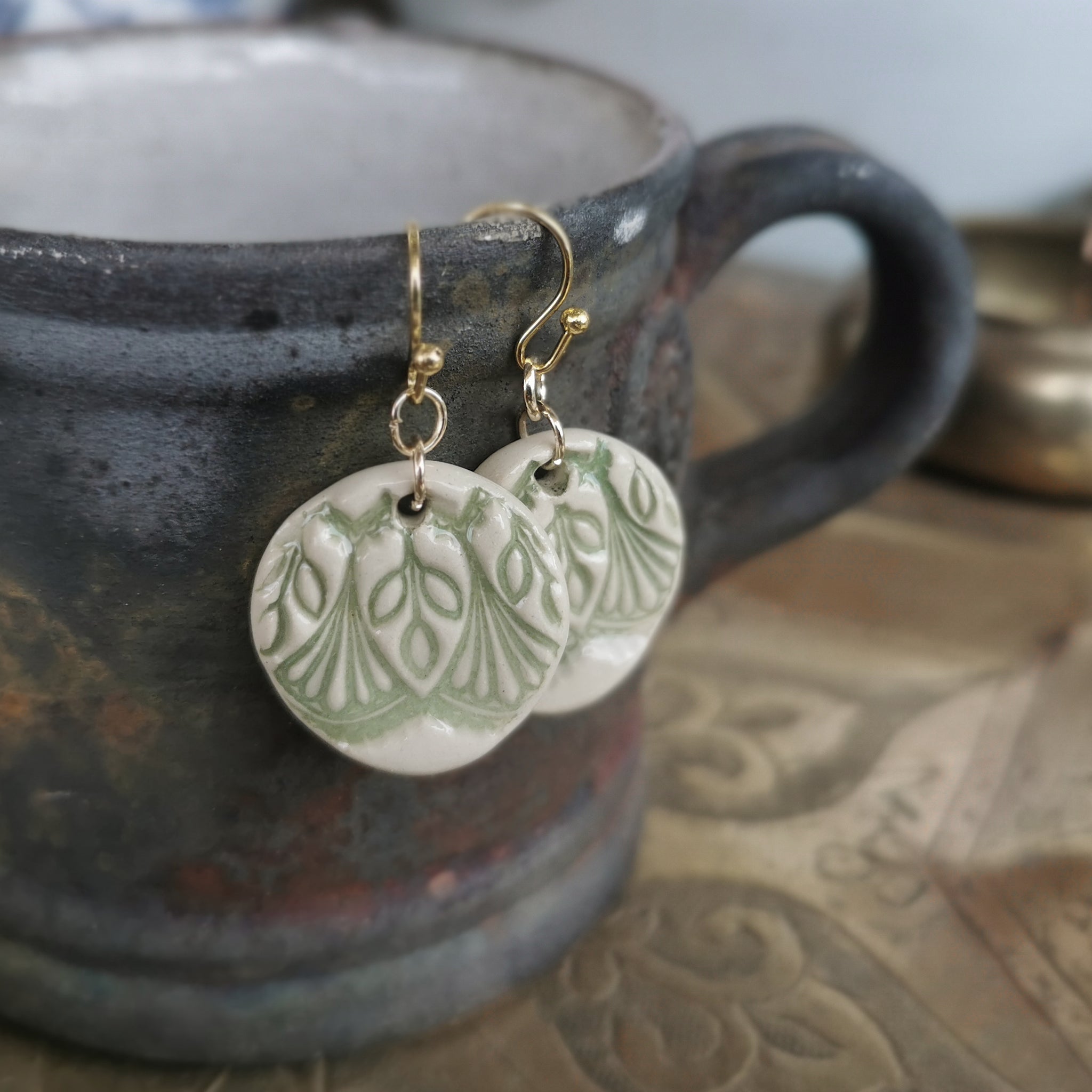 Romantici orecchini in ceramica fatti a mano in verde chiaro