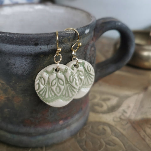 Romantici orecchini in ceramica fatti a mano in verde chiaro