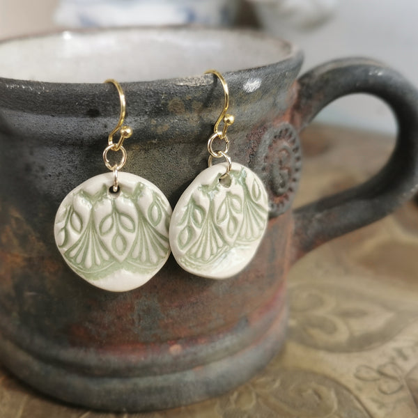 Romantici orecchini in ceramica fatti a mano in verde chiaro