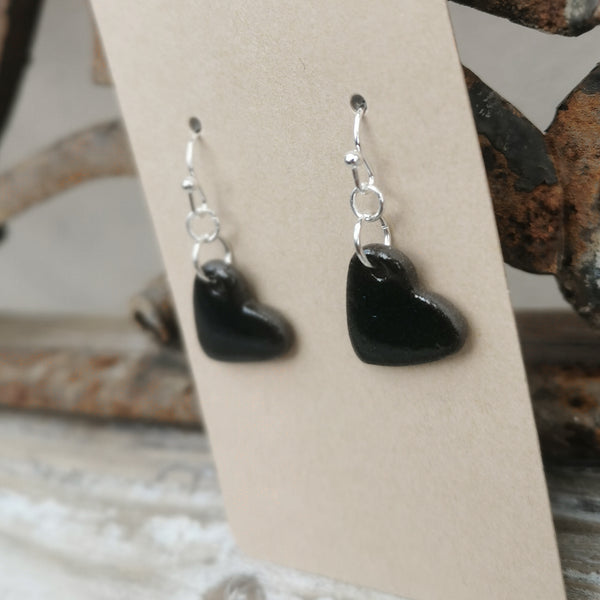 Cuori colorati fatti a mano nei toni del nero e del marrone.