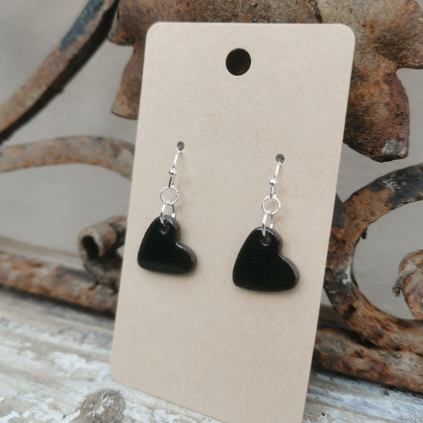 Cuori colorati fatti a mano nei toni del nero e del marrone.