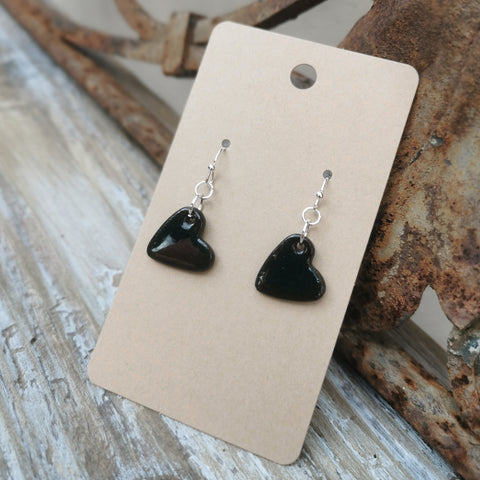Cuori colorati fatti a mano nei toni del nero e del marrone.