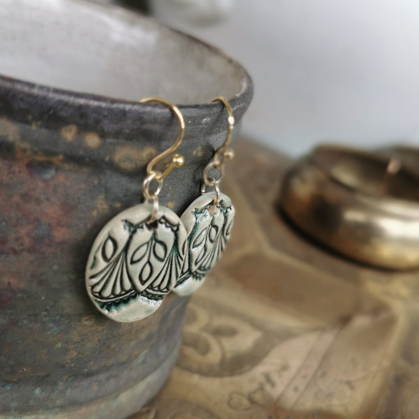 Orecchini romantici unici in ceramica fatti a mano di colore nero-crema