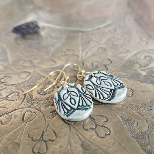 Orecchini romantici unici in ceramica fatti a mano di colore nero-crema