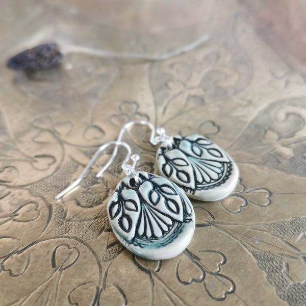 Orecchini romantici unici in ceramica fatti a mano di colore nero-crema