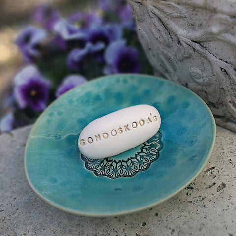 GONDOSKODÁS - Ciottolo in ceramica motivazionale 