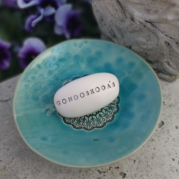 GONDOSKODÁS - Ciottolo in ceramica motivazionale 
