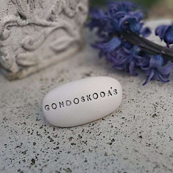 GONDOSKODÁS - Ciottolo in ceramica motivazionale 