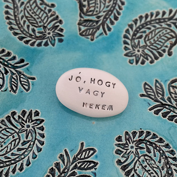 JÓ, HOGY VAGY NEKEM - Dillo con Magic Pebble 