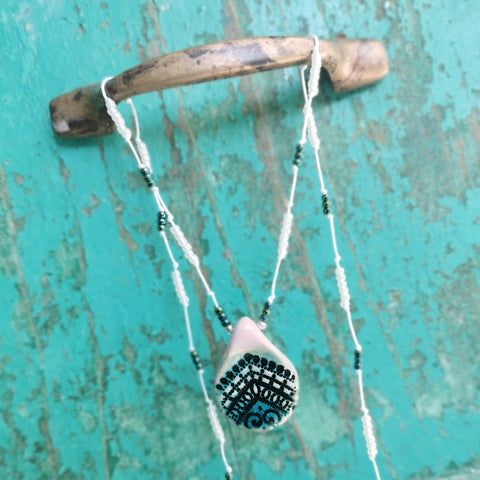 Collana in ceramica con motivo pressato in stile Boho infilata su perle
