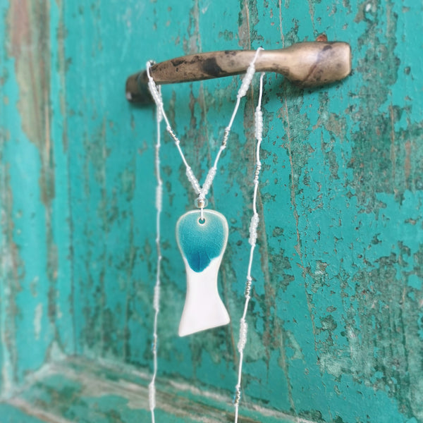 Collana di pesce in ceramica infilata su perline di vetro 