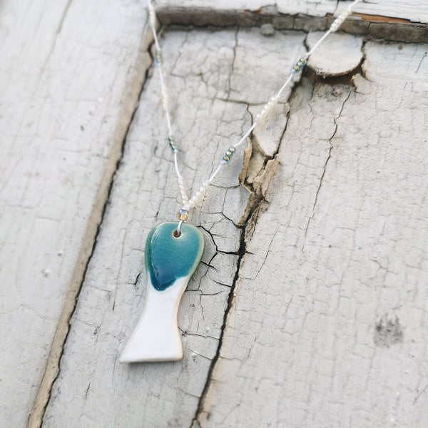 Collana di pesce in ceramica infilata su perline di vetro 