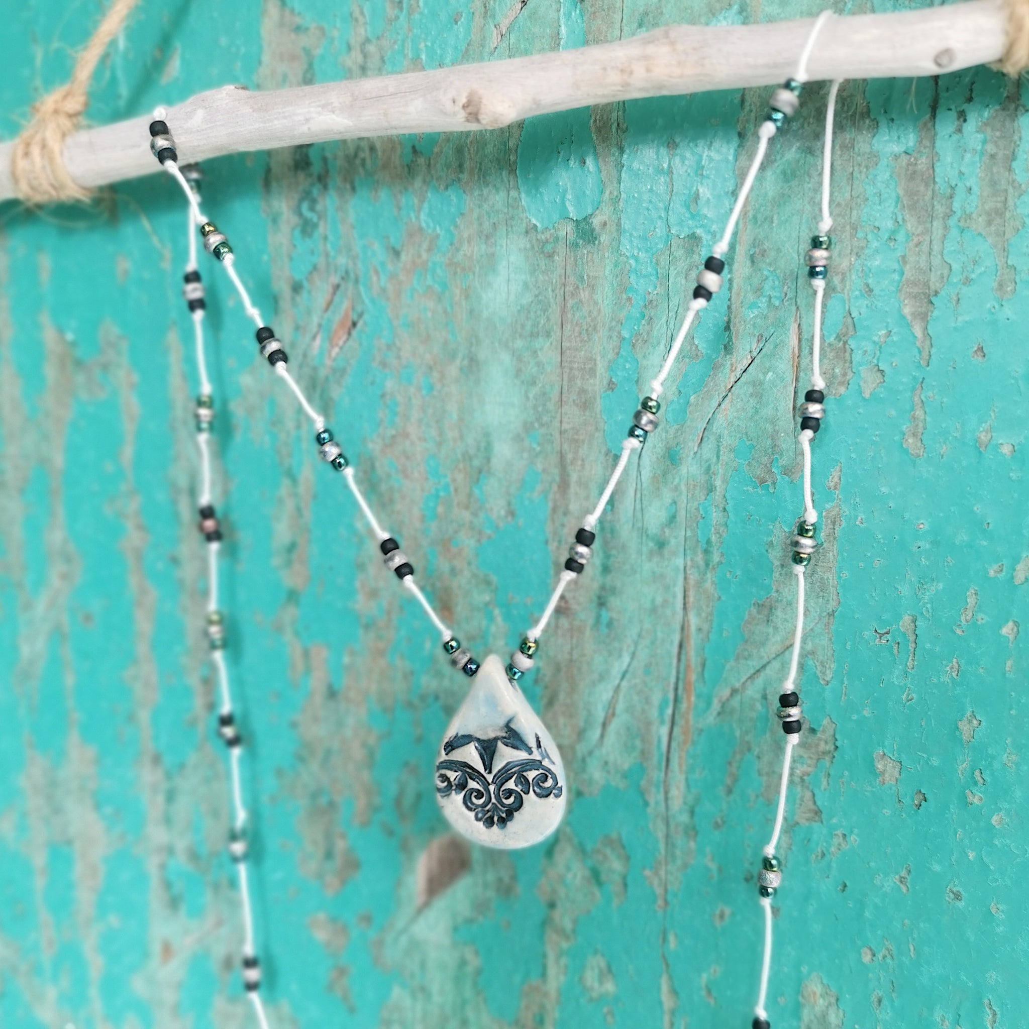 Collana in ceramica con motivo pressato in stile vintage infilata su perle