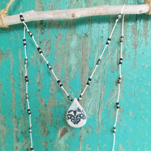 Collana in ceramica con motivo pressato in stile vintage infilata su perle