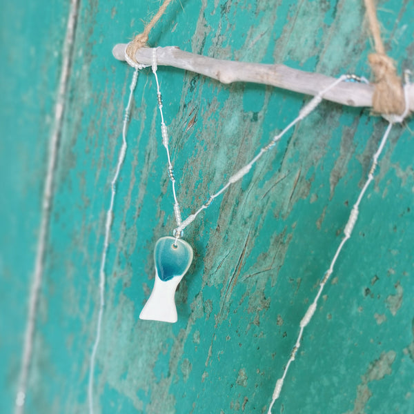 Collana di pesce in ceramica infilata su perline di vetro 