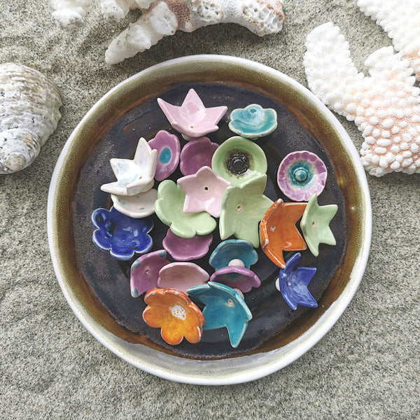 Mini fiori in ceramica, accessori decorativi in ​​confezioni, 5 pezzi di decorazione 